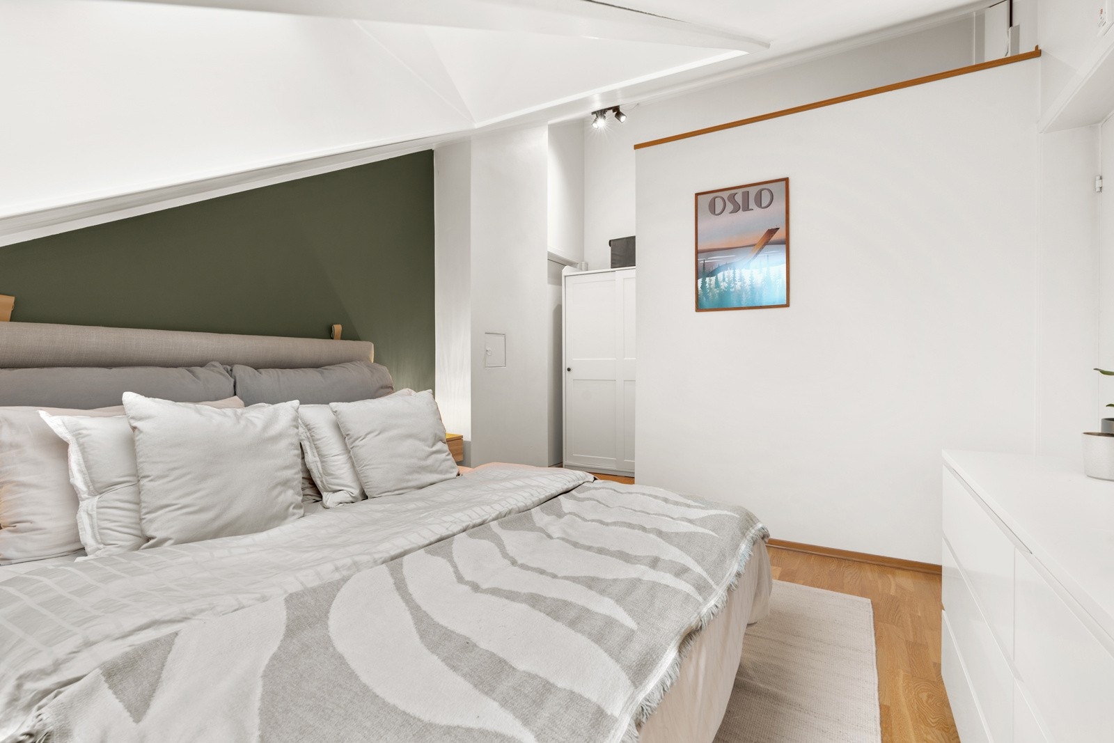 Varmtvann og telia-pakke er inkludert i felleskostnadene. Utgang til rømningsvei nr. 2 fra soverommet. Galleribilde