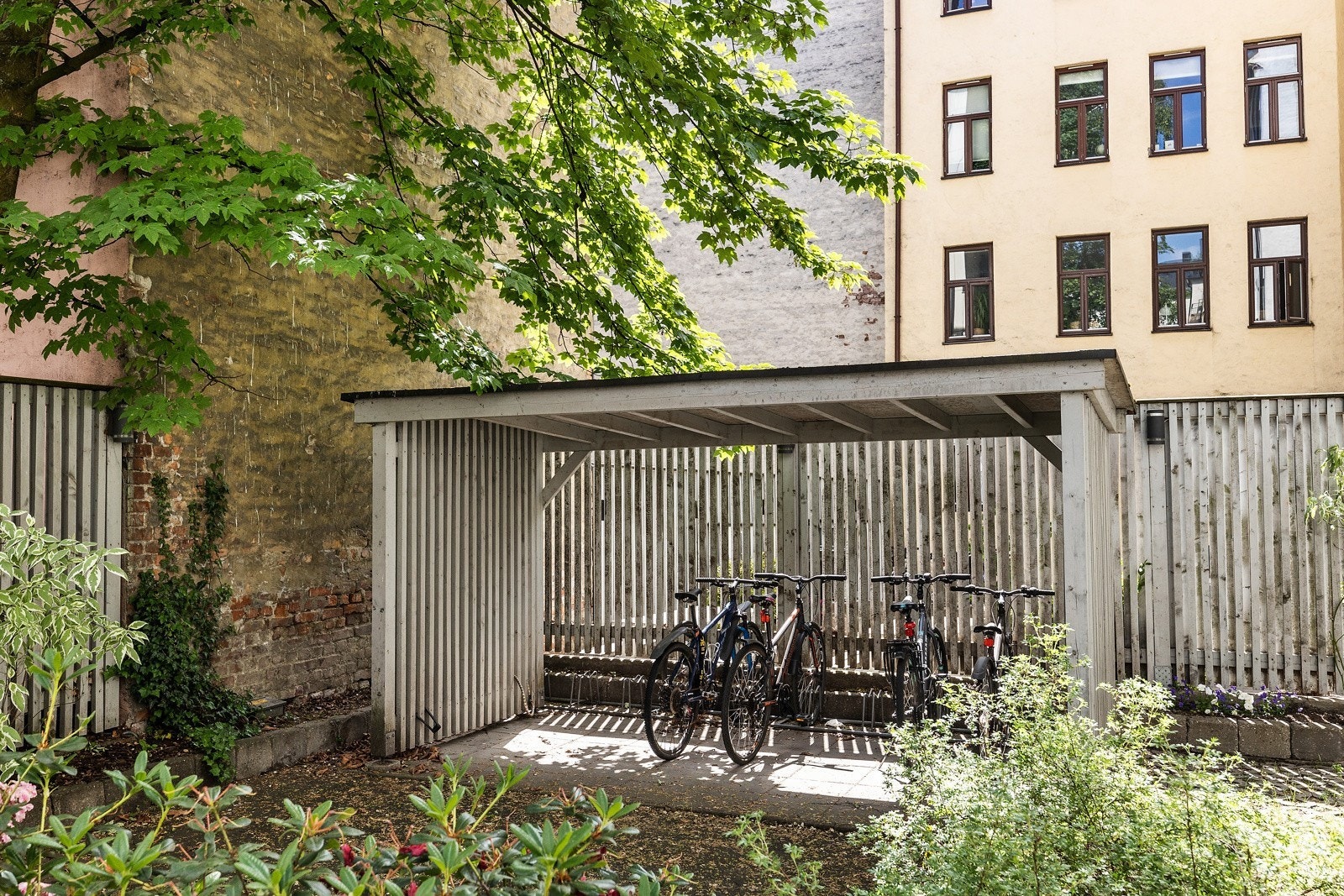 Det er sykkelparkering i bakgård. Galleribilde