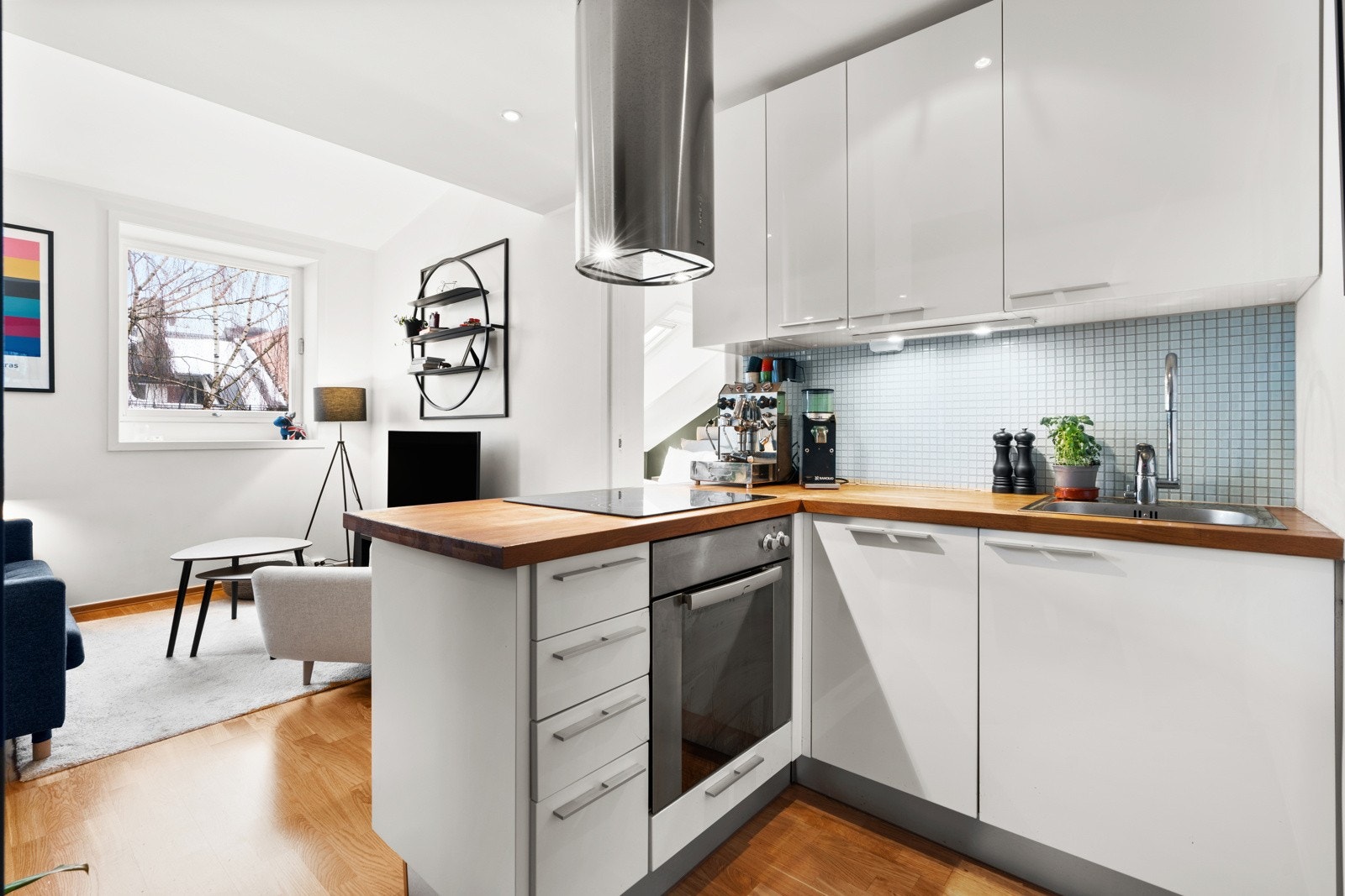 Lys og glatt kjøkkeninnredning. Galleribilde