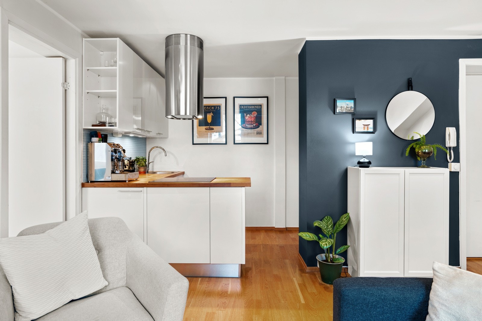 Kjøkkenet ligger praktisk i egen krok. Galleribilde