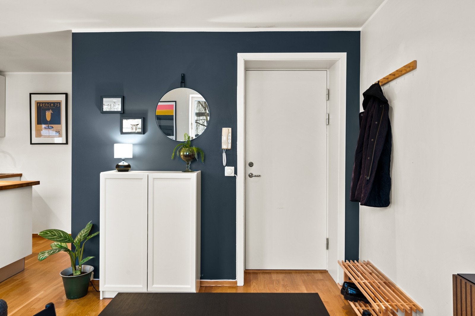 Det er plass til skoskap/kommode, skohylle ved ytterdøren. Galleribilde