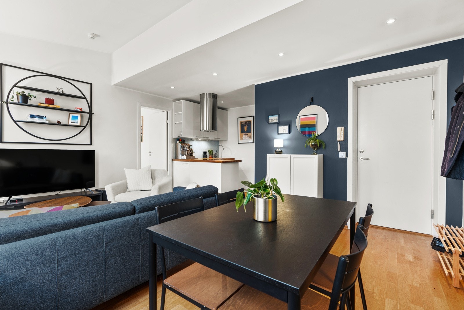 Det er mulig å sette opp en romdeler for å skille av entréen og spisesonen. Galleribilde