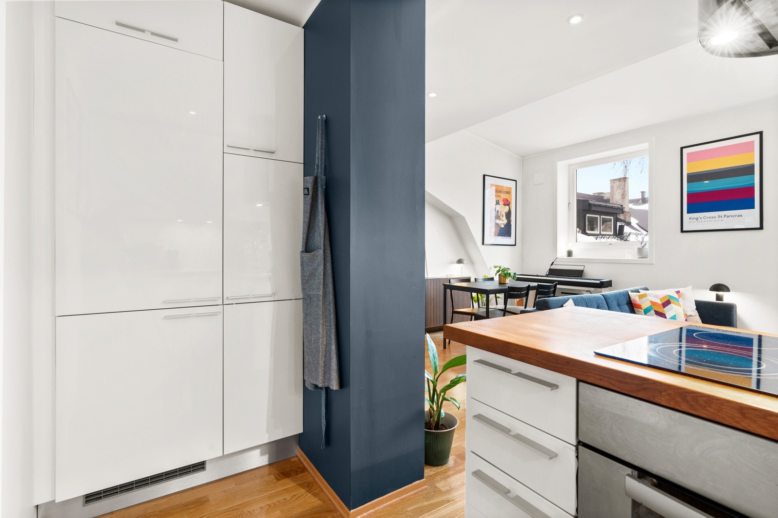 Høyskap med integrert kjøl-og fryseskap samt høyskap for ytterligere oppbevaring. Galleribilde