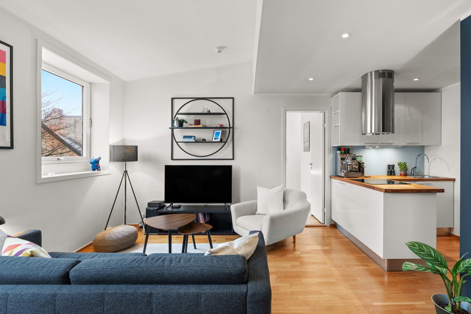 Leiligheten er på 38kvm. BRA-I og ca. 42 kvm. gulvflate og inneholder entré/stue/kjøkken, soverom og bad. Galleribilde