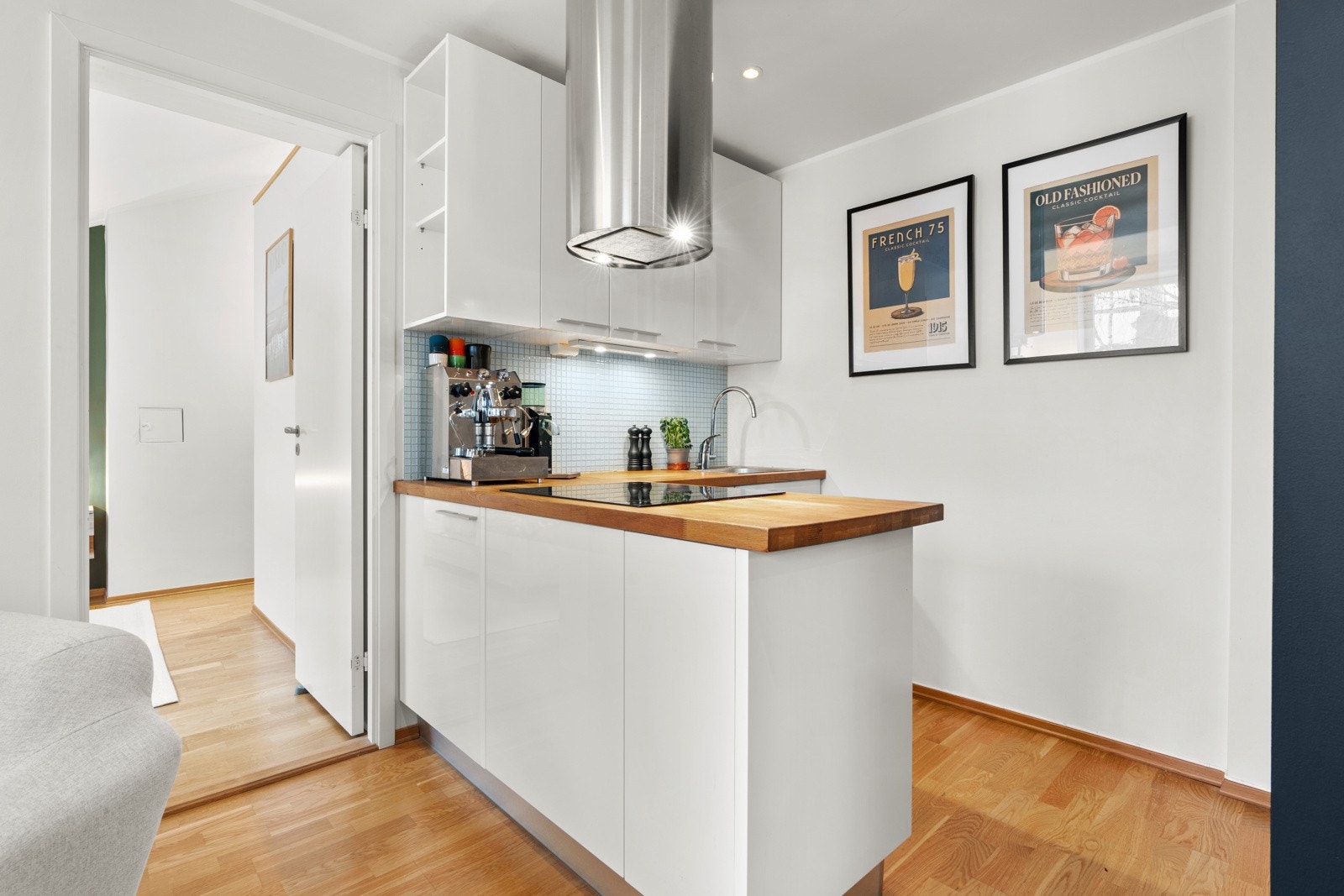 Kjøkkenet er i likhet med resten av leiligheten pusset opp i 2007. Galleribilde