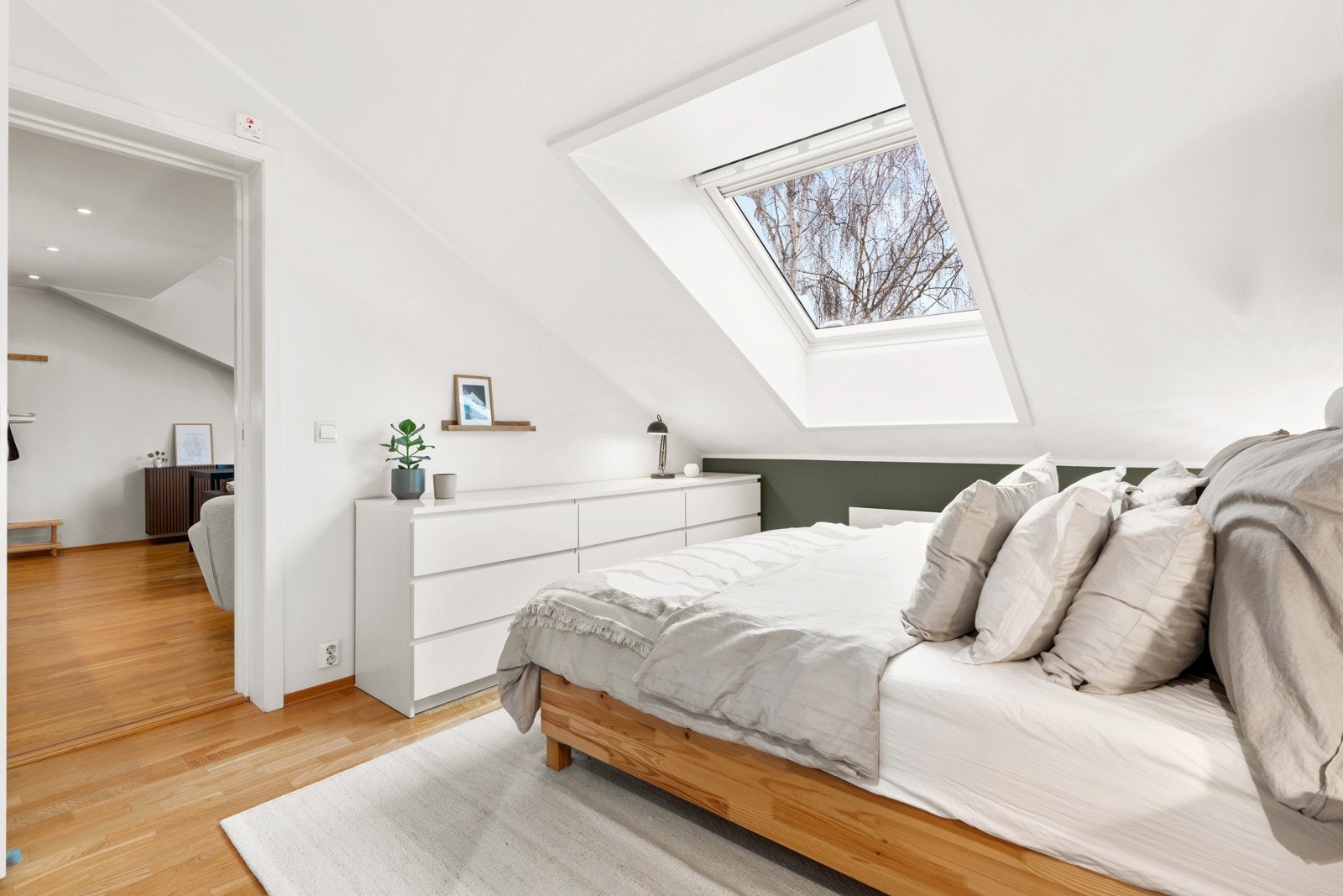 Det er god plass til kommodeløsninger eventuelt plassbygde skap. Galleribilde