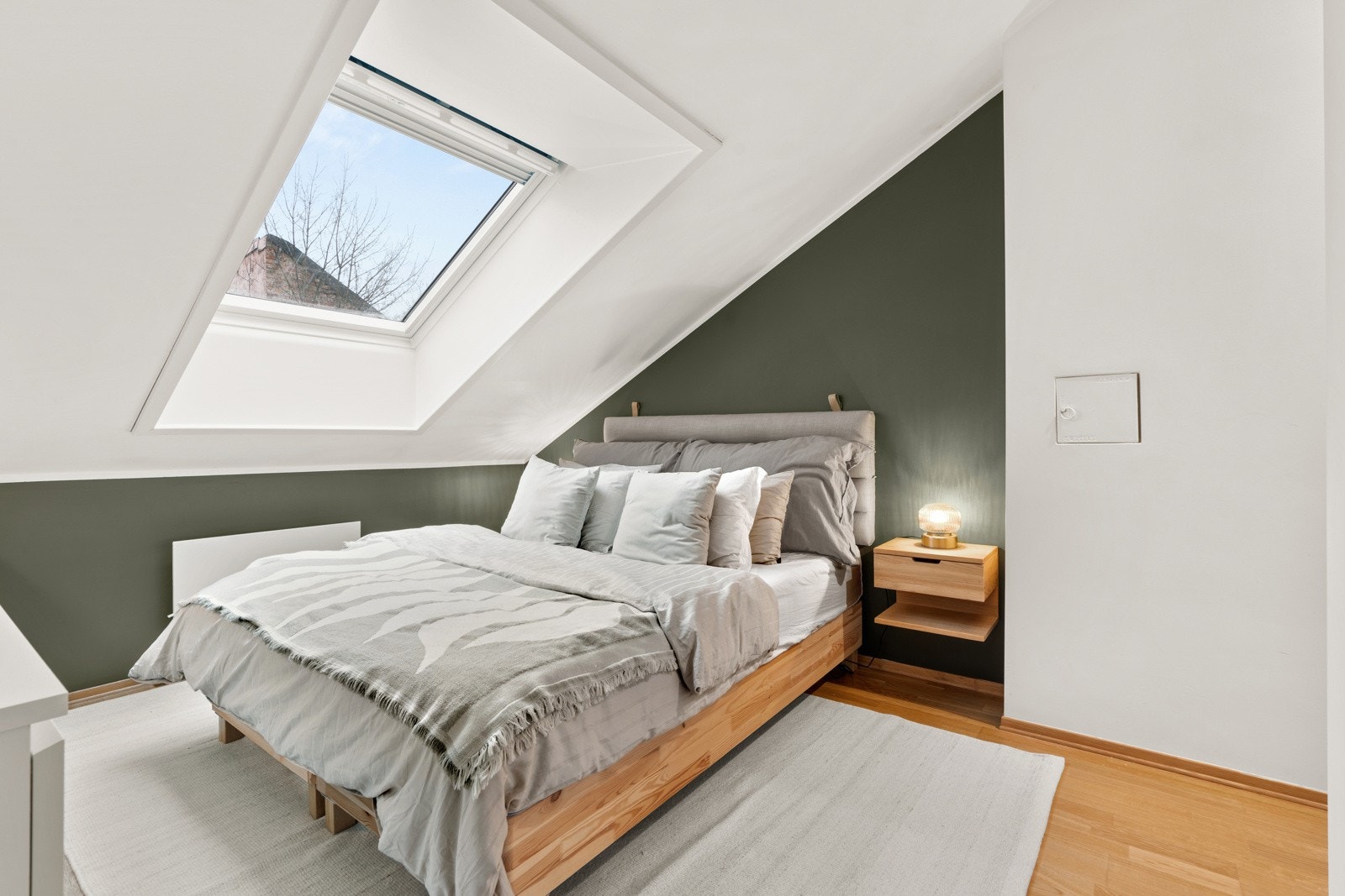 Romslig soverom med god plass til dobbeltseng. Det er montert solkjerming på vinduet. Galleribilde