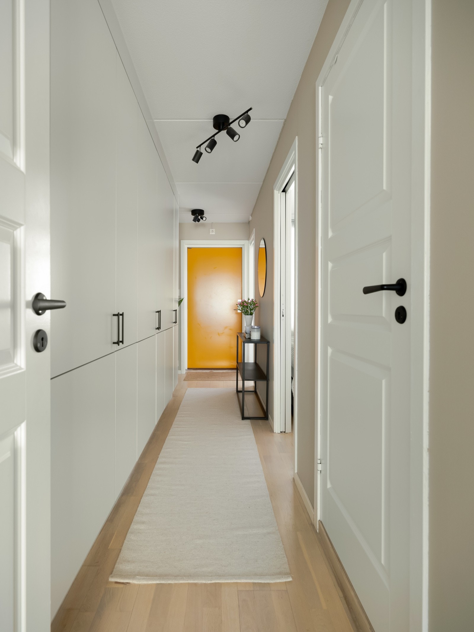 Entreen er innbydende og stor. Herfra finner vi inngangen til soverommet og badet. Galleribilde