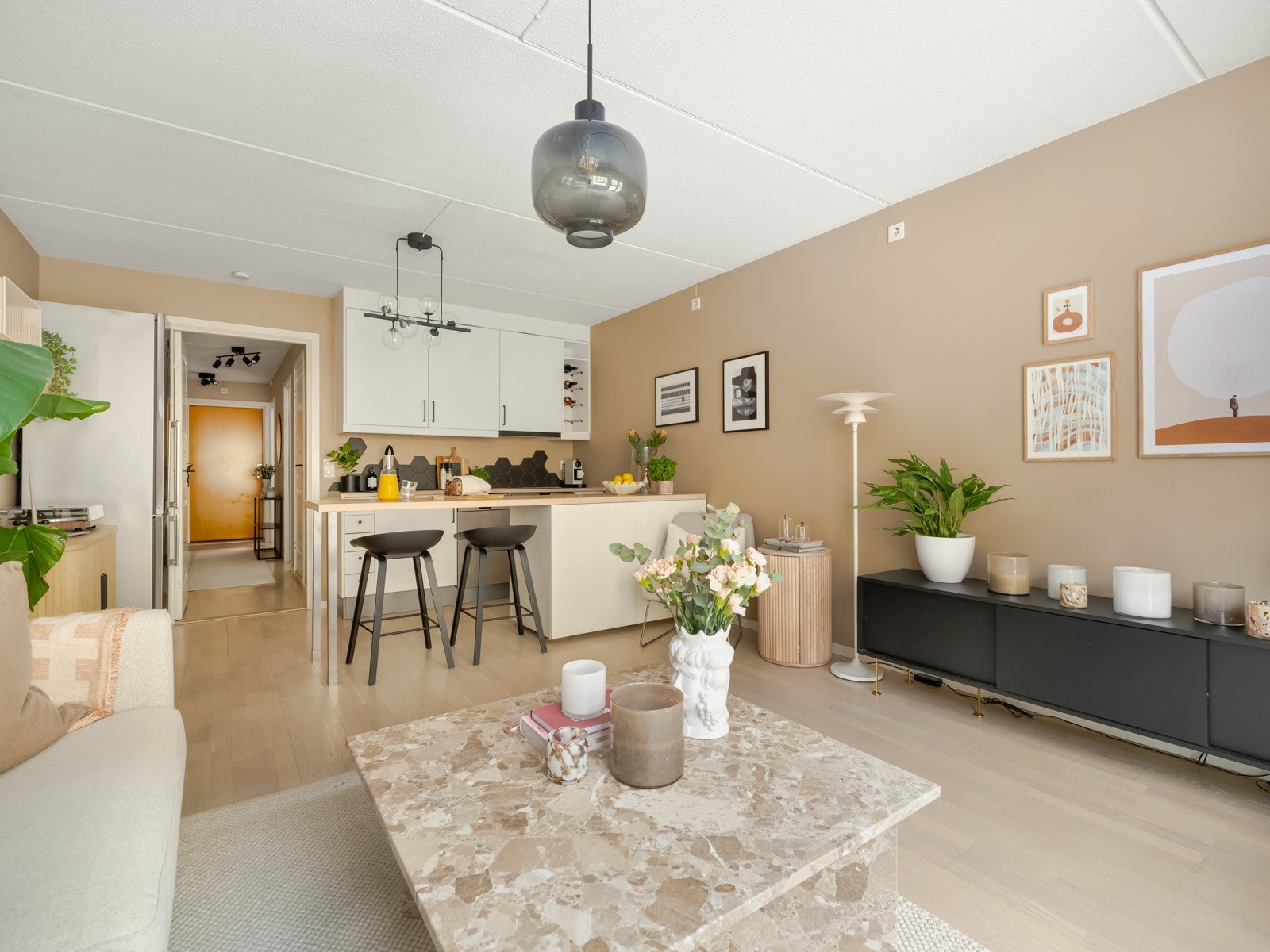 Stuen ligger i en åpen løsning med kjøkkenet. En meget praktisk og sosial løsning. Galleribilde