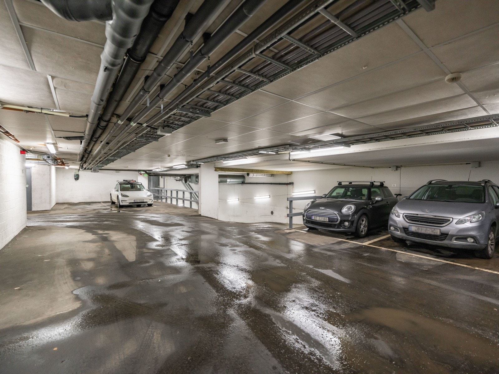 Selger leier i dag en garasjeplass i kjelleren. Leieavtalen kan videreføres til kjøper, om ønskelig. Galleribilde