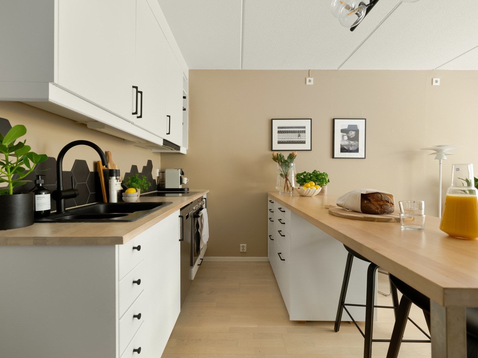 Som du ser, er det rikelig med både skap- og benkeplass her. Det er også skuffer i kjøkkenøyen for ekstra lagring. Galleribilde