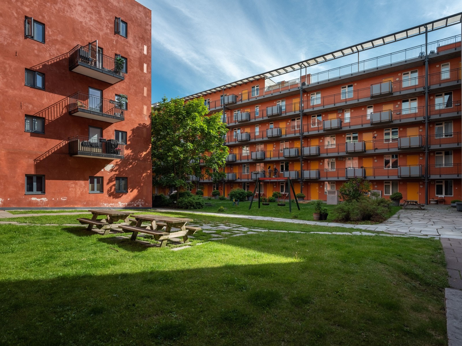 Her er det lekeapparater og en liten trampoline for de minste, samt sittegrupper for de eldste. Galleribilde