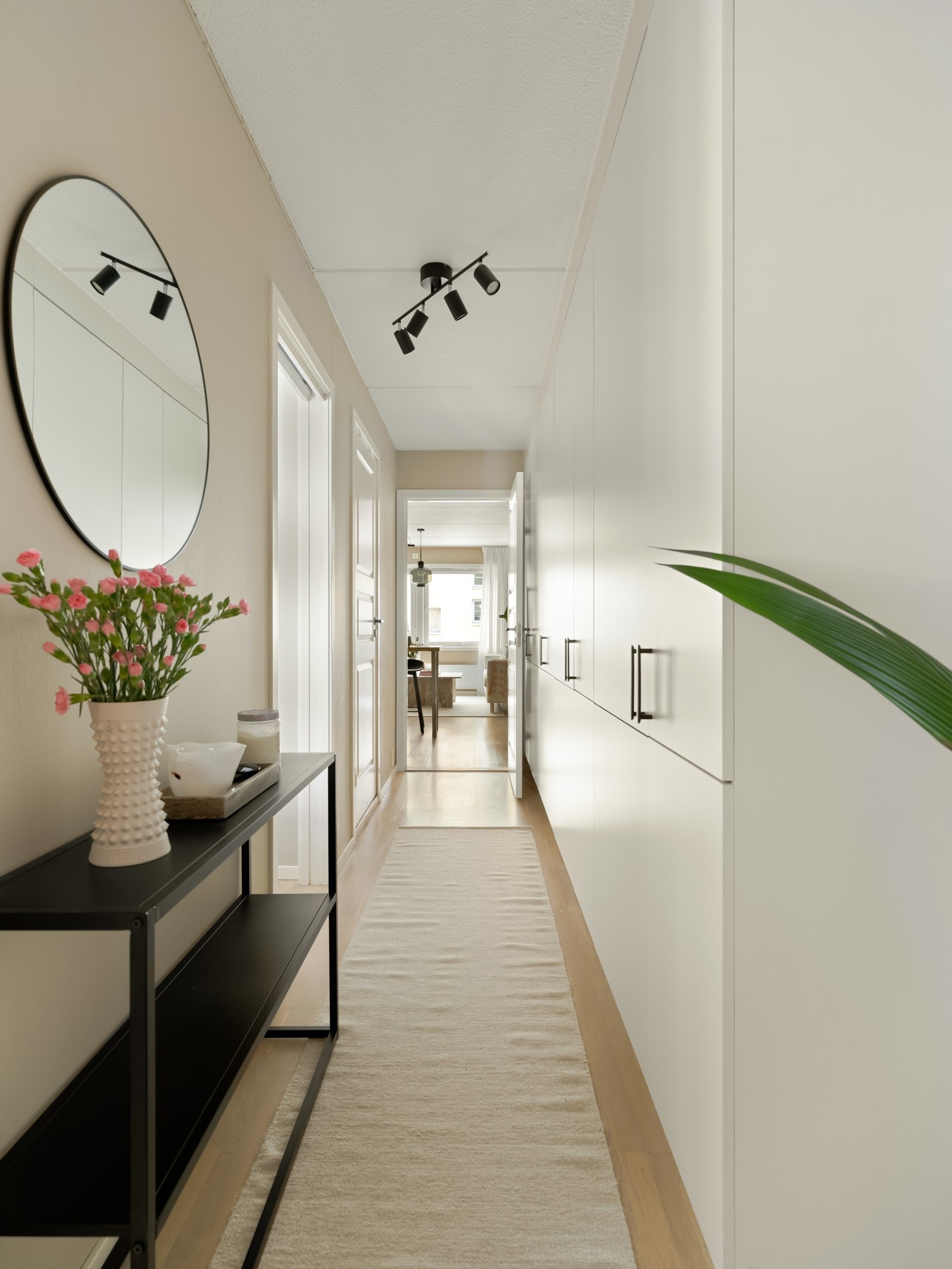 Selgerne har virkelig valgt å benytte seg av den store gangen. Her er det en stor garderoberekke, som bør holde for deg og den du er glad i. Galleribilde