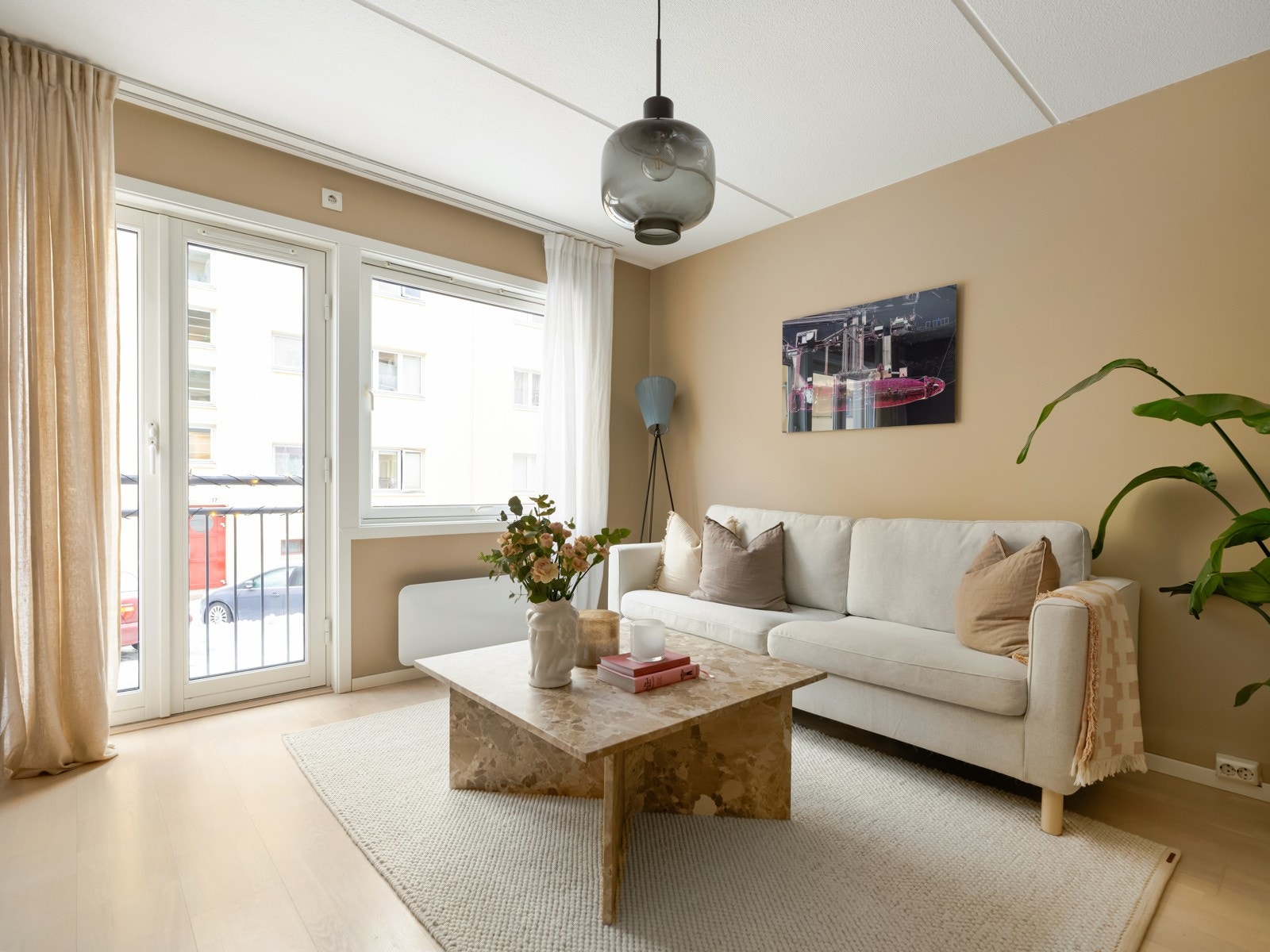 Rommet er av god størrelse, med rikelig plass til både sofagruppe, sofabord og TV-benk. Galleribilde