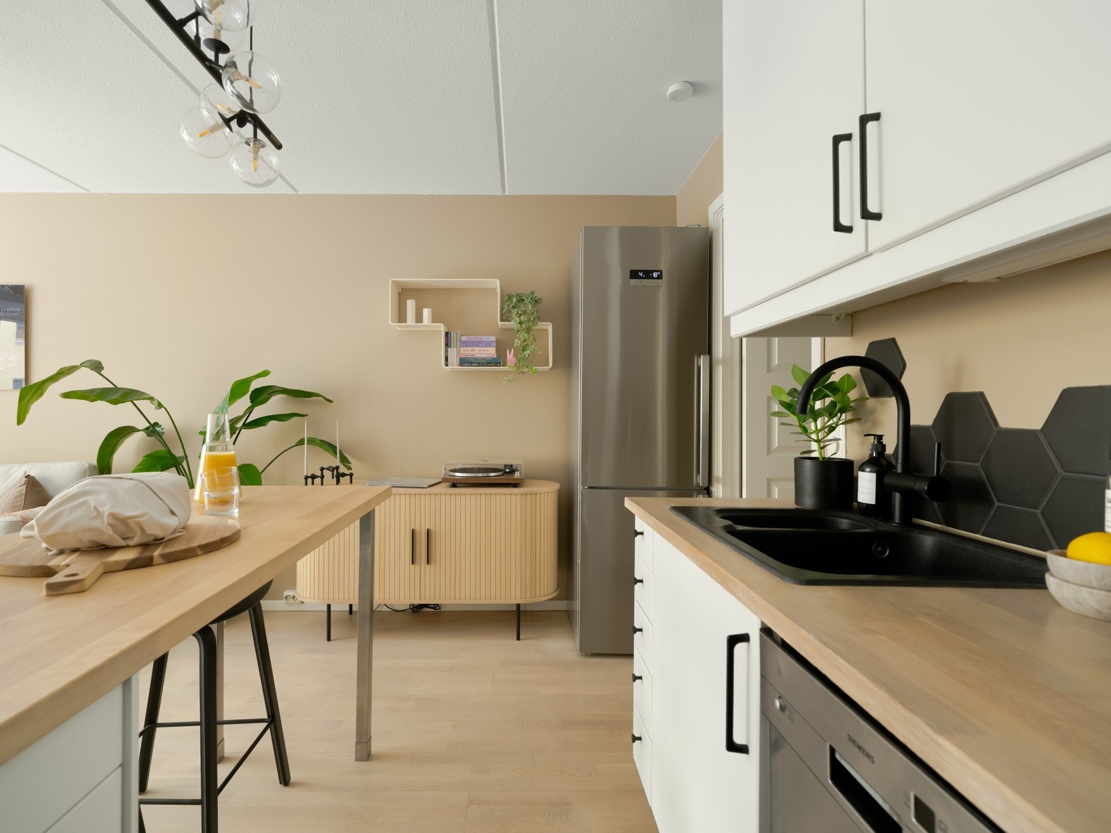 Hvitevarer, som stekeovn, koketopp og oppvaskmaskin er integrerte. Kjøkkenet er også innredet med et større frittstående kjøle- og fryseskap. Galleribilde