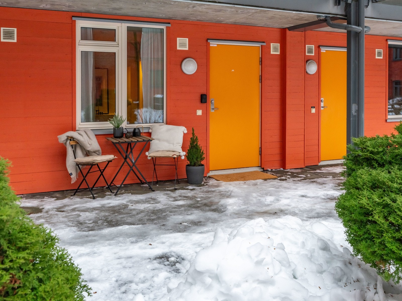 Nå er vi rett utenfor inngangsdøren. Her kan du jo også ha en liten sittegruppe hvor frokosten kan nytes. Galleribilde