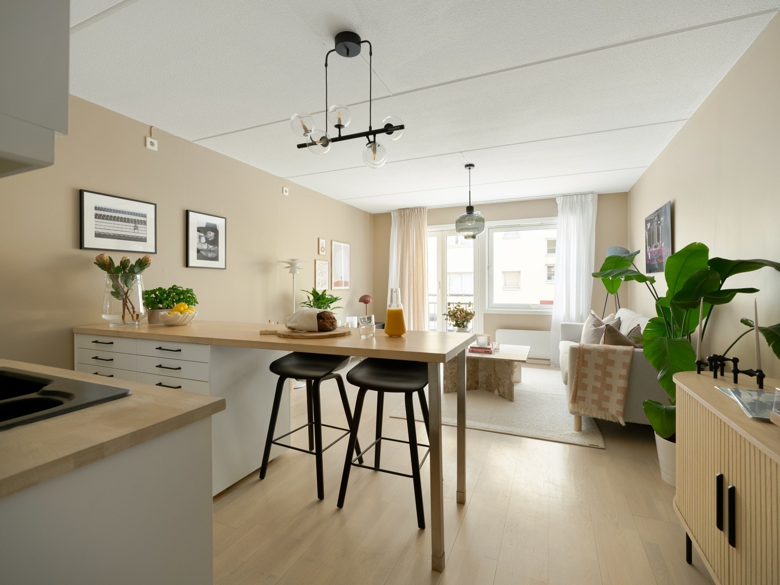 Vi fortsetter til det naturlige oppholdsrommet: Stuen. Galleribilde