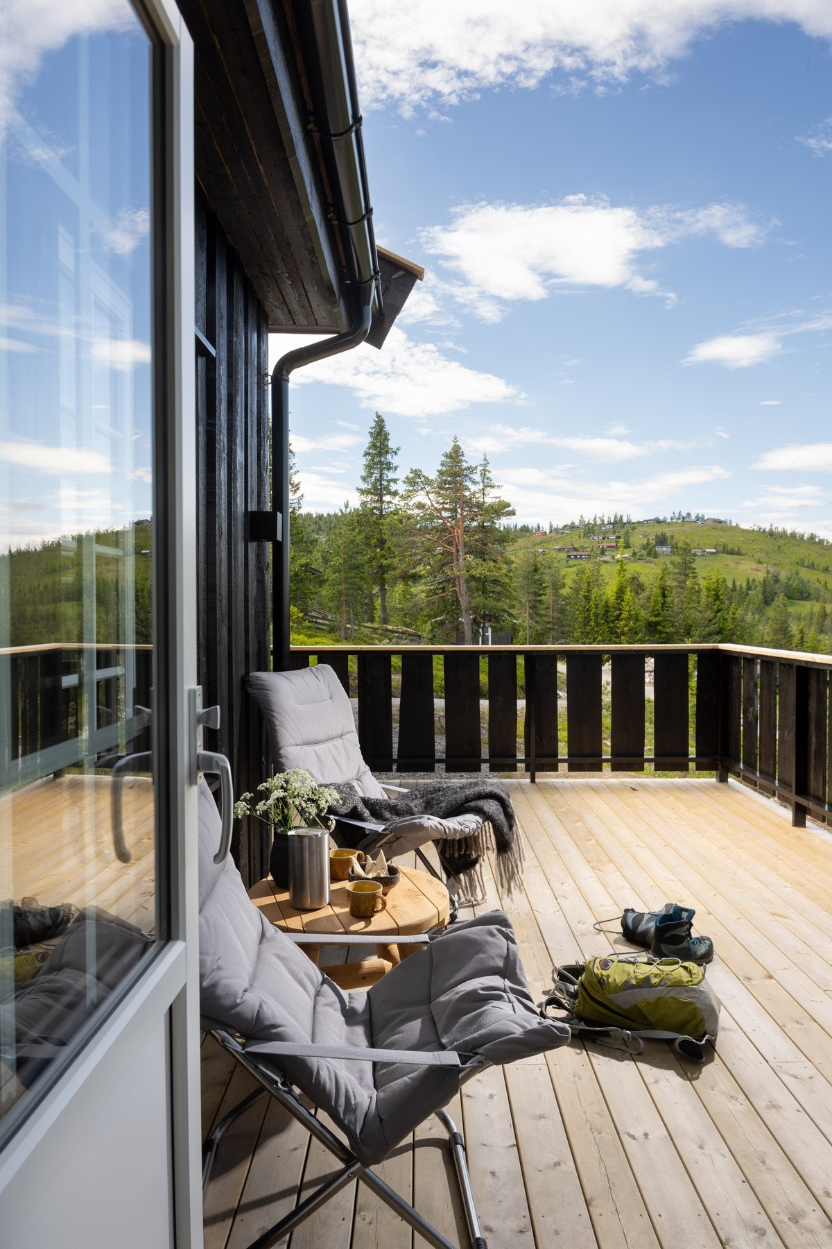 Tiltalende og usjenert terrasse med sol og utsikt. (Illustrasjonsfoto fra tilsvarende hytte) Galleribilde