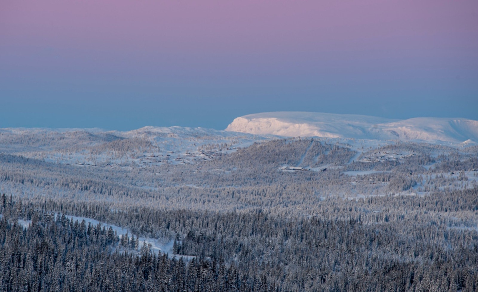 Nesfjellet i skumringen - Utsikten fra alpinanlegget Galleribilde