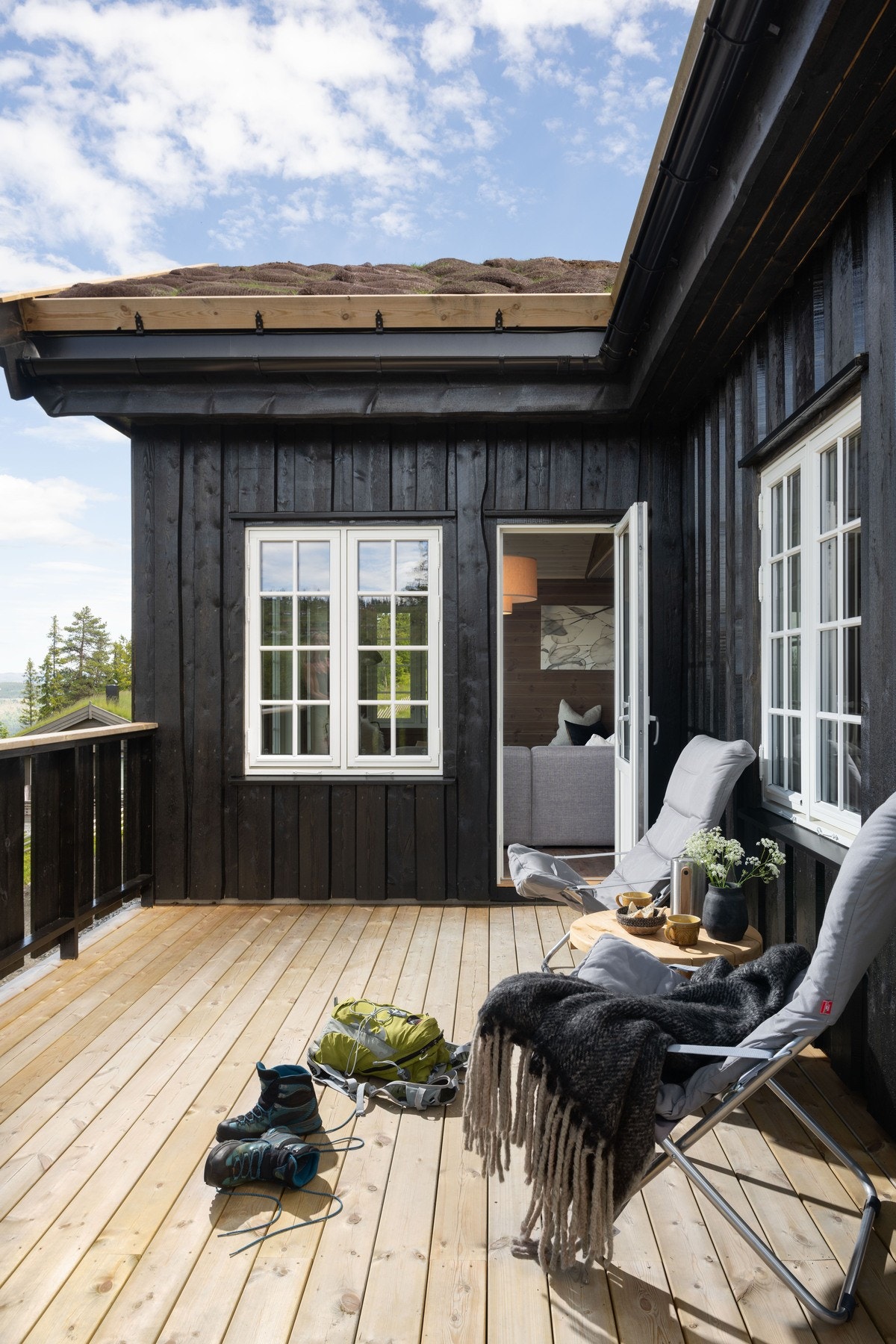 Utgang fra stuen til terrasse hvor du kan nyte naturen. (Illustrasjonsfoto fra tilsvarende hytte) Galleribilde