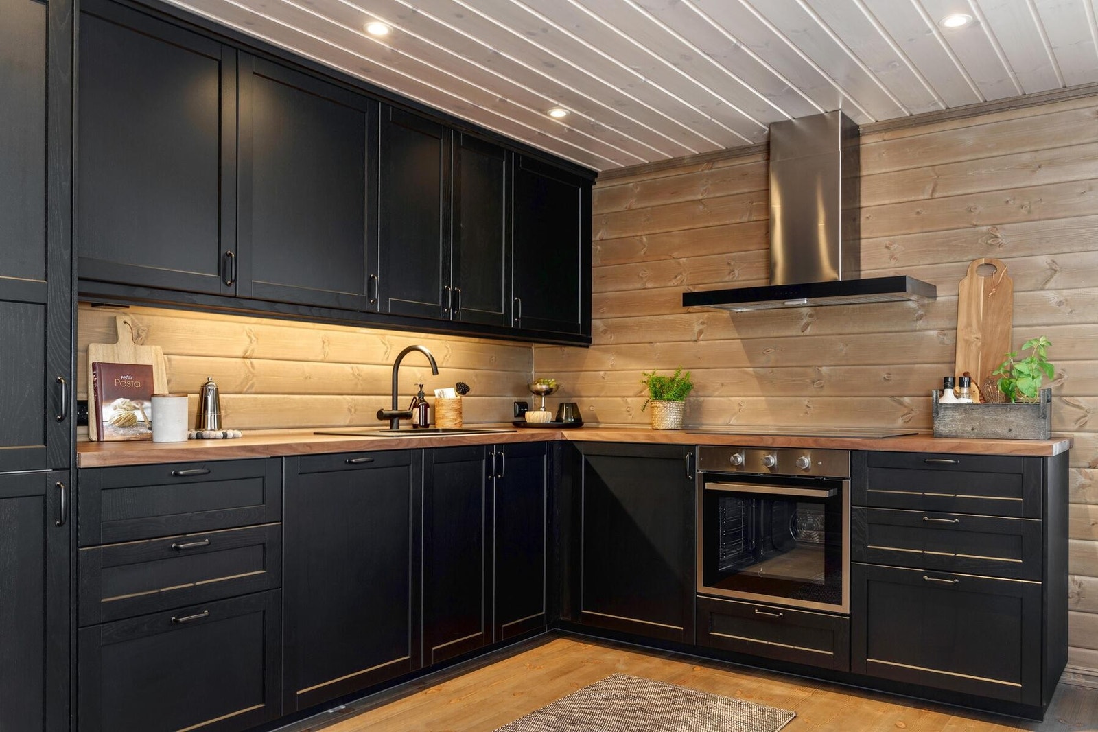 Moderne og funksjonelt kjøkken med elegant design, praktiske arbeidsflater og integrerte hvitevarer. (Illustrasjonsfoto fra tilsvarende hytte) Galleribilde