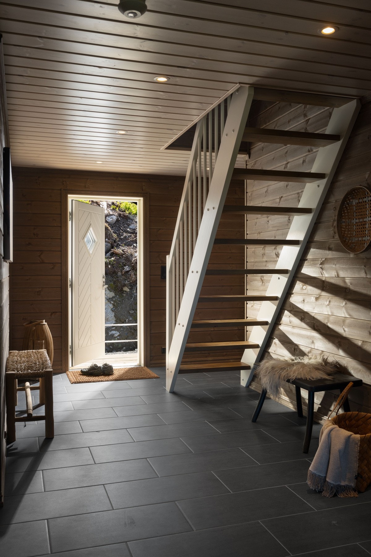 Romslig entrè med god plass til å ønske gjester velkommen og oppbevare yttertøy.(Illustrasjonsfoto fra tilsvarende hytte) Galleribilde