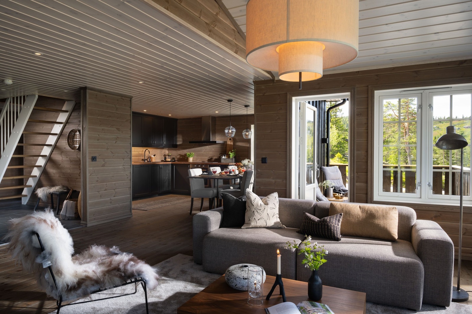 Stuen og kjøkkenet er et åpent allrom, hvor alle kan samles til måltider og sofahygge. (Illustrasjonsfoto fra tilsvarende hytte) Galleribilde