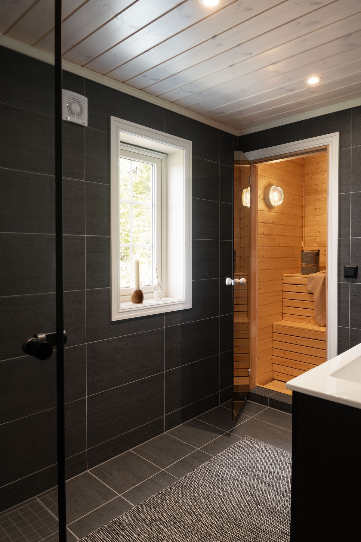 Hovedbadet har høy standard med badstue, flislagte vegger og gulv med varmekabler og baderomsinnredning av høy kvalitet. (Illustrasjonsfoto fra tilsvarende hytte) Galleribilde