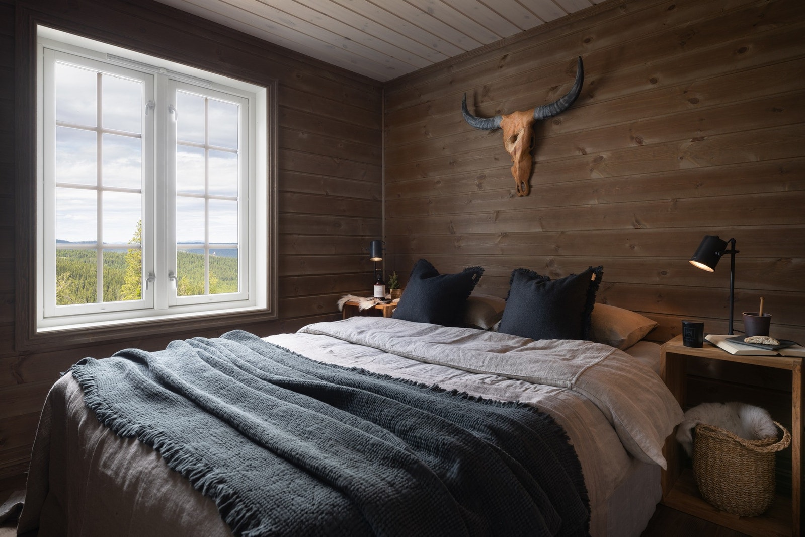 Hovedsoverommet har god plass til dobbeltseng. (Illustrasjonsfoto fra tilsvarende hytte) Galleribilde