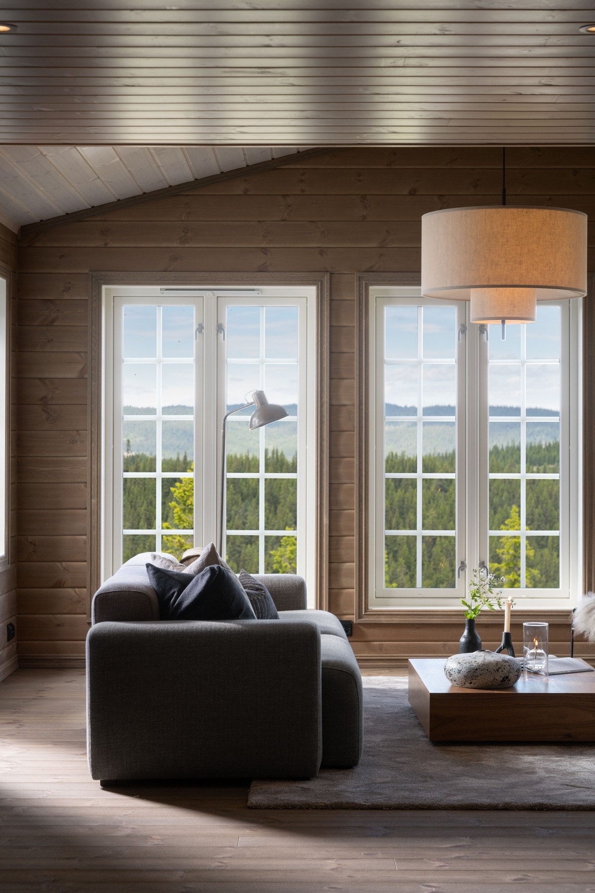 Stuen har utbygg med åpen himling og store vindusflater som gir gode lysforhold og en herlig romfølelse. (Illustrasjonsfoto fra tilsvarende hytte) Galleribilde