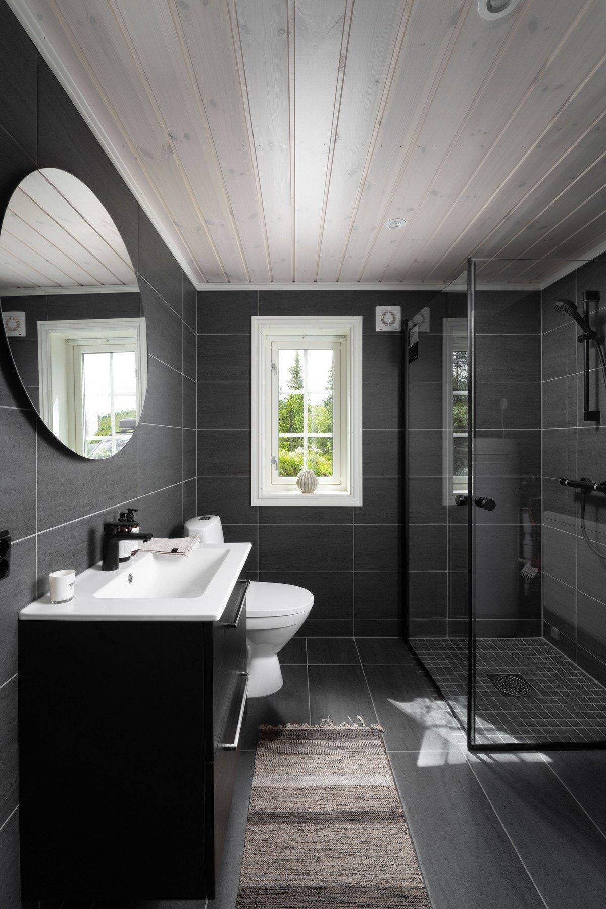 Ekstrabad: Flislagte vegger og flislagt gulv med varmekabler. Baderomsinnredning i samme stil som hovedbadet med helstøpt servantplate og skuffer for oppbevaring. (Illustrasjonsfoto fra tilsvarende hytte) Galleribilde