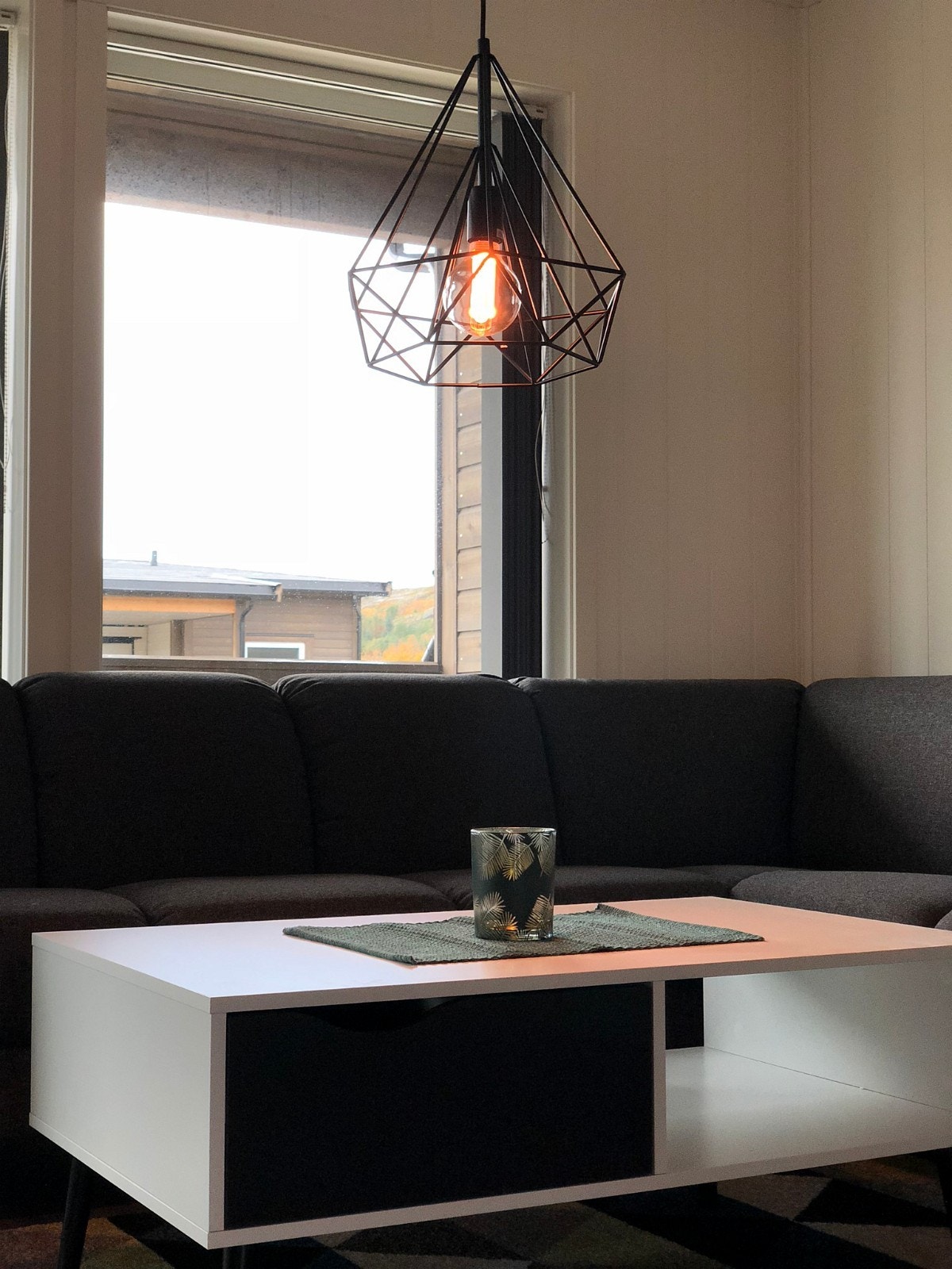 Sofa og TV-bord Galleribilde