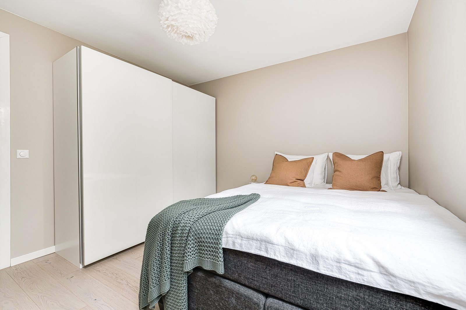 Hovedsoverommet har en behagelig atmosfære. Særdeles gode muligheter for oppbevaring i romslig garderobeskap. Galleribilde