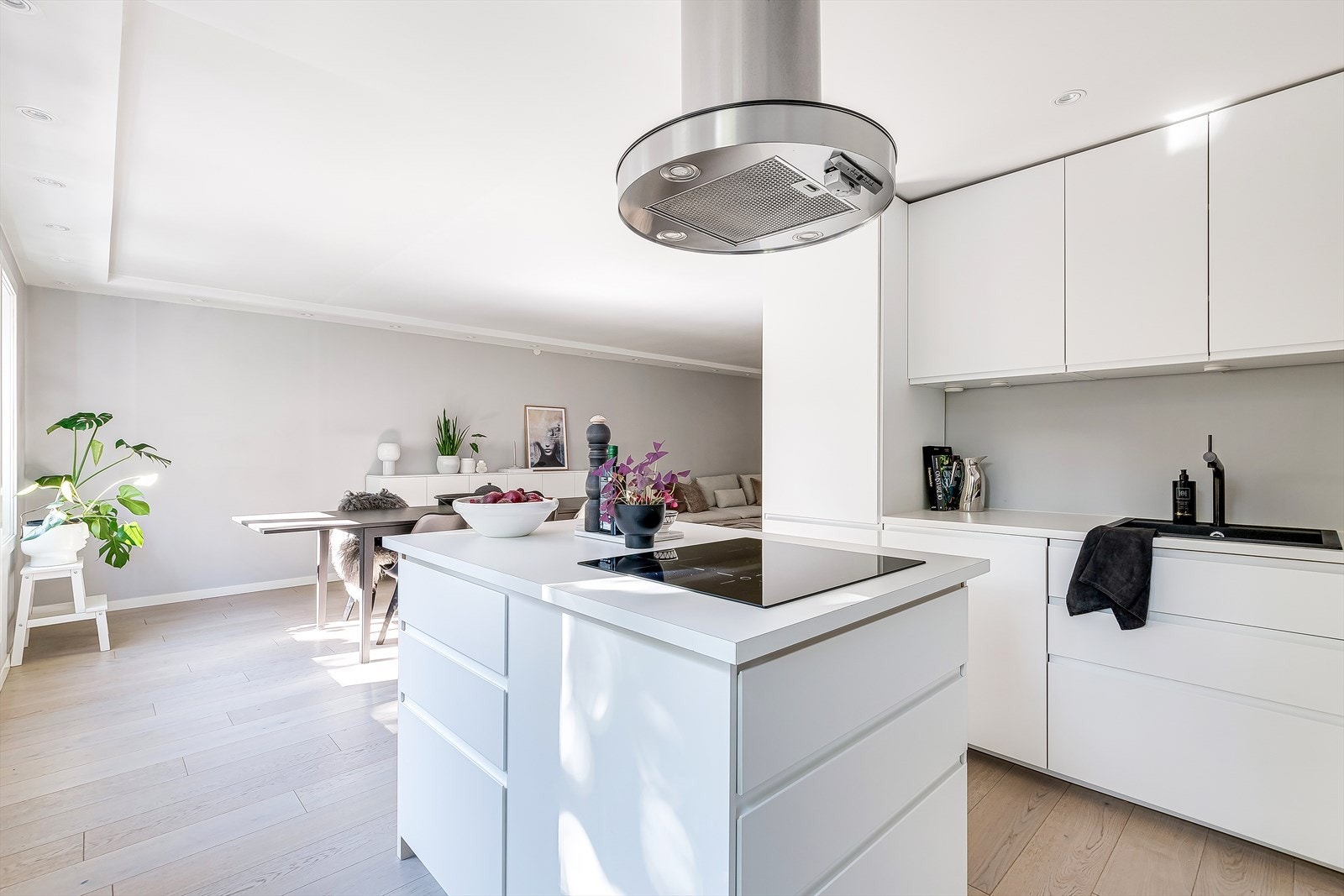 Et perfekt hjem for den selskapskjære; planløsningen legger tilrette for god logistikk og matlagingsflyt. Galleribilde