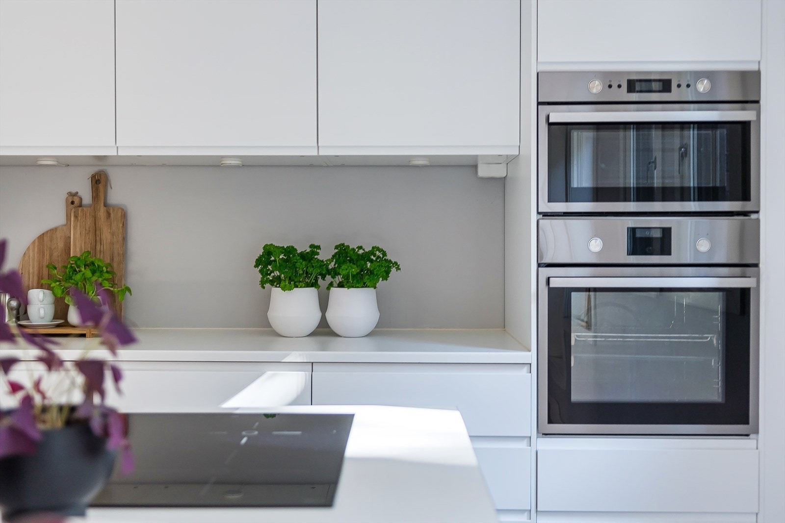 Enkel hverdag med alt integrert, som dessuten tilfører kjøkkenet et stilrent uttrykk. Galleribilde