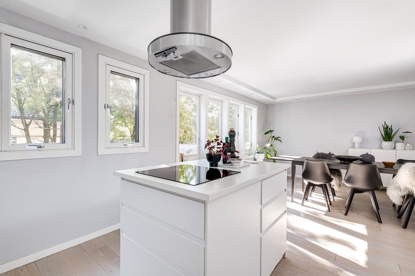 Nedfelt induksjonstopp på praktisk kjøkkenøy. Galleribilde