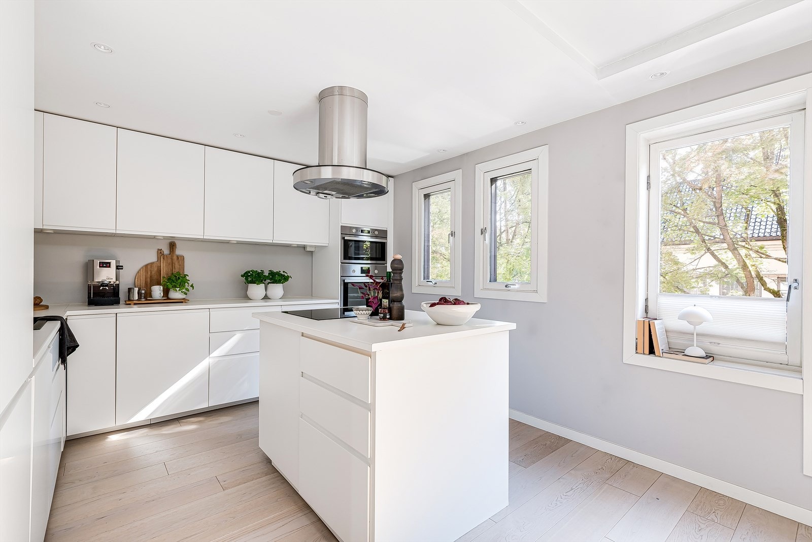 Den gode kombinasjonen av skap- og benkeplass gir et arbeidsvennlig og funksjonelt kjøkken hvor det er lett å tilberede et hvert måltid. Galleribilde