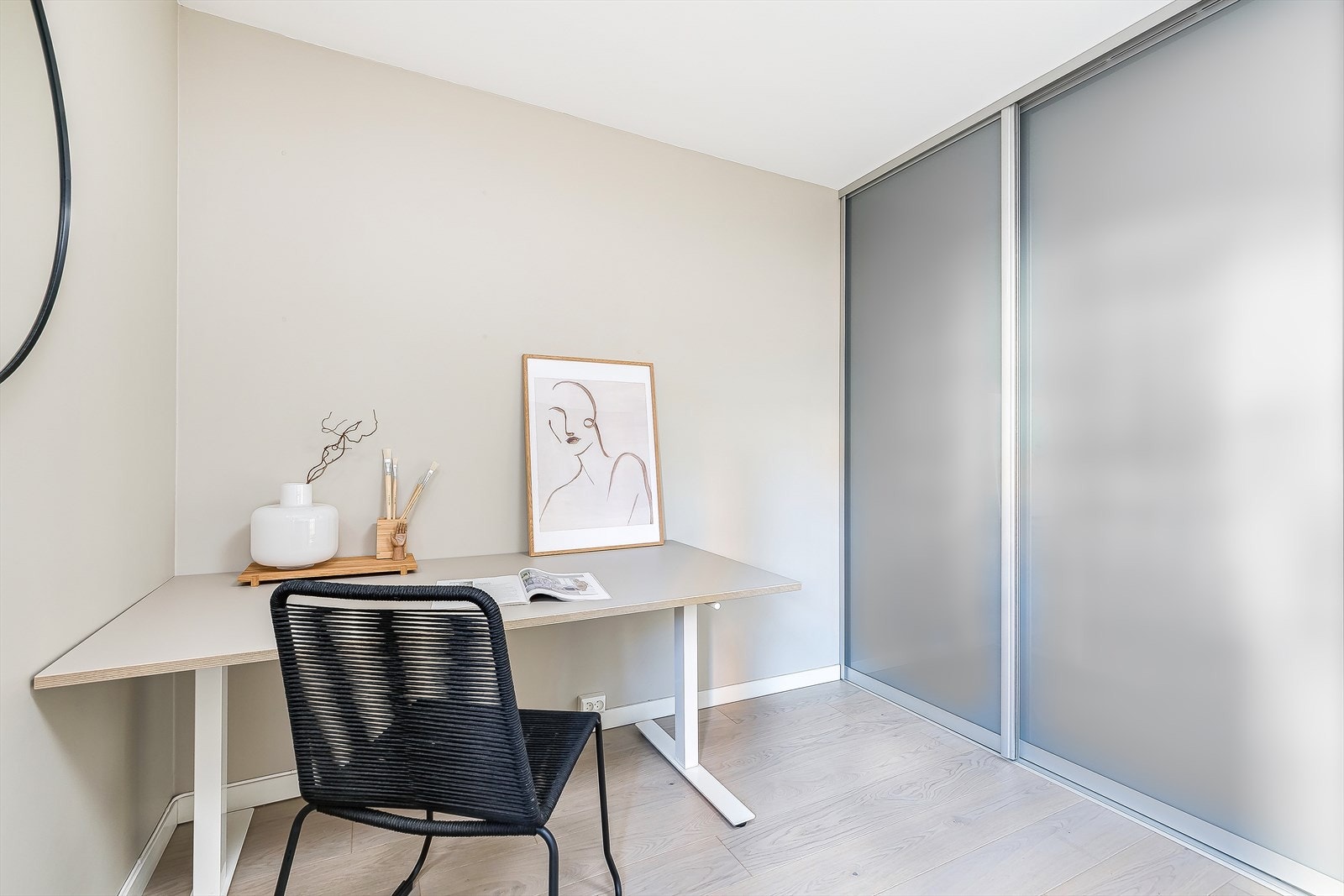 En stor skyvedørsgarderobe sørger for rikelig med oppbevaringsplass, så oppleves rommet også ganske ryddig. Galleribilde