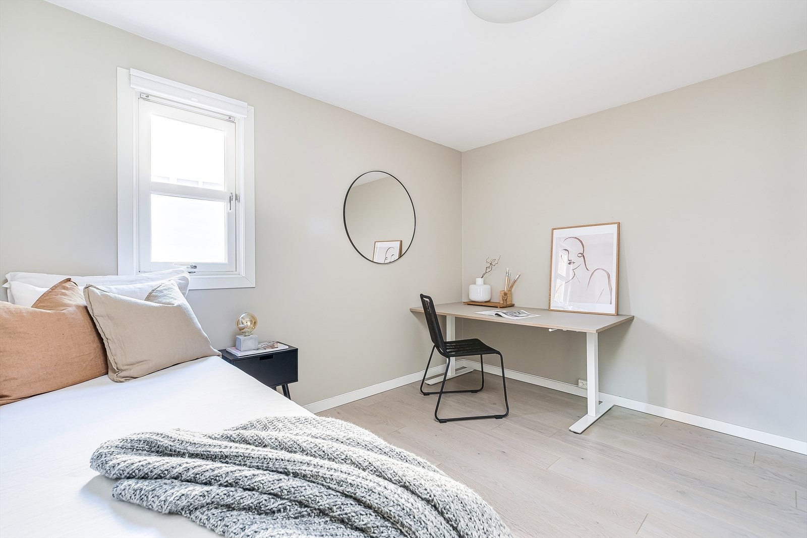 Soverom 2 passer ypperlig som barnerom, gjesterom og kontor. Begge soverom er av like god størrelse, og det er plass til dobbeltseng også her. Galleribilde