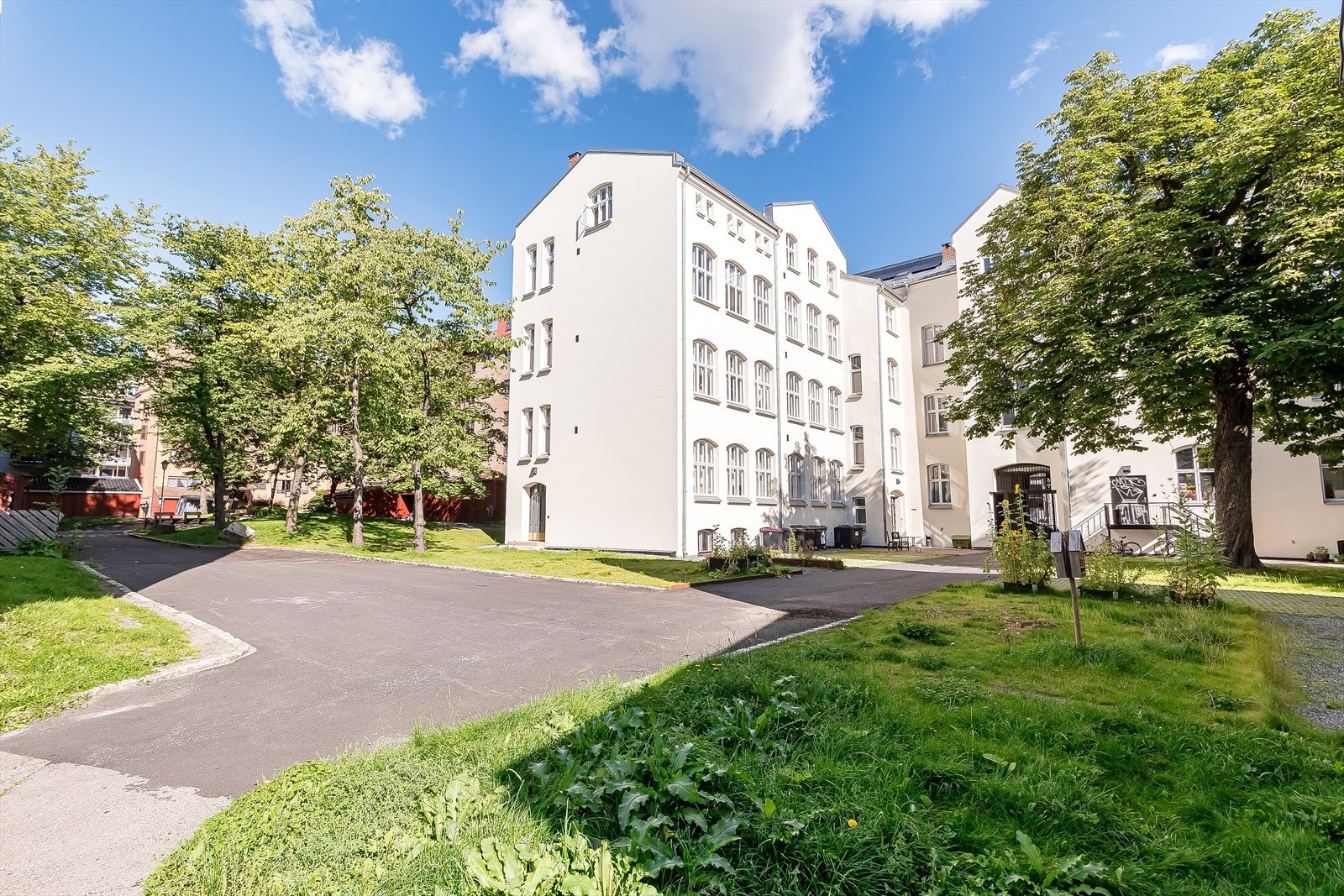 Romslige bakgårder er et kjærkomment avbrekk fra byens liv og puls. Galleribilde