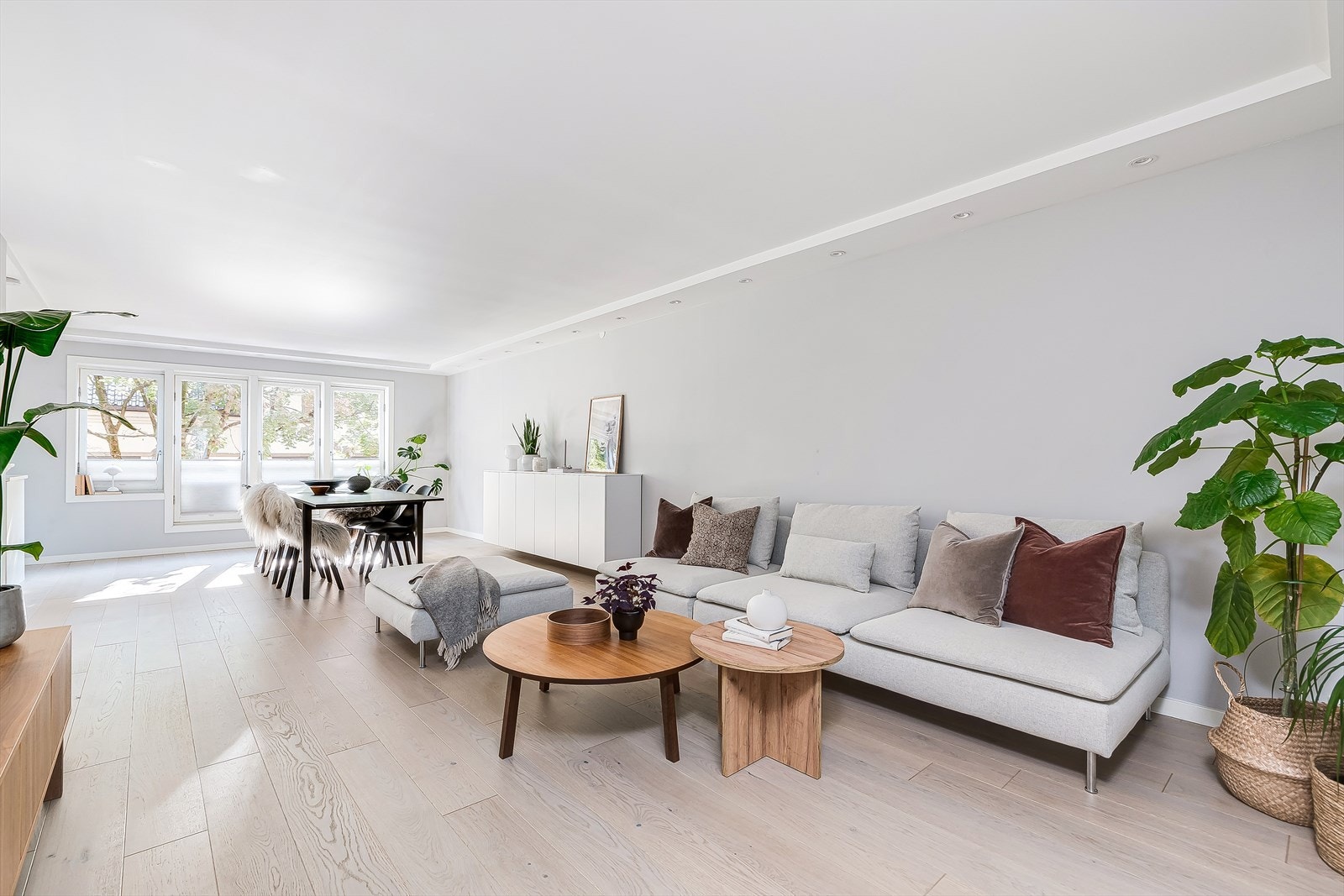 Stuen fremstår tiltalende og lys - De lyse veggflatene vil gjøre det enkelt å sette eget preg på leiligheten. Galleribilde