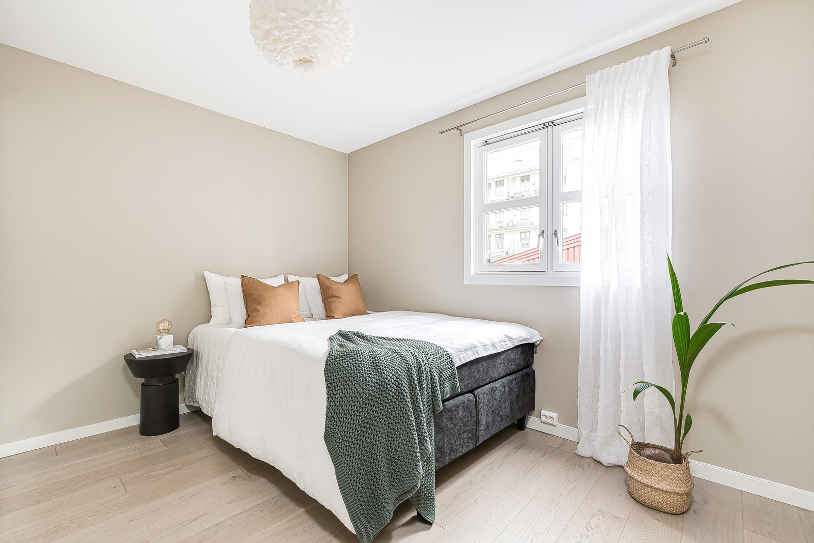 Rommet vender ut mot rolig bakgård. Her kan den gode nattesøvnen nytes i stor dobbeltseng. Galleribilde