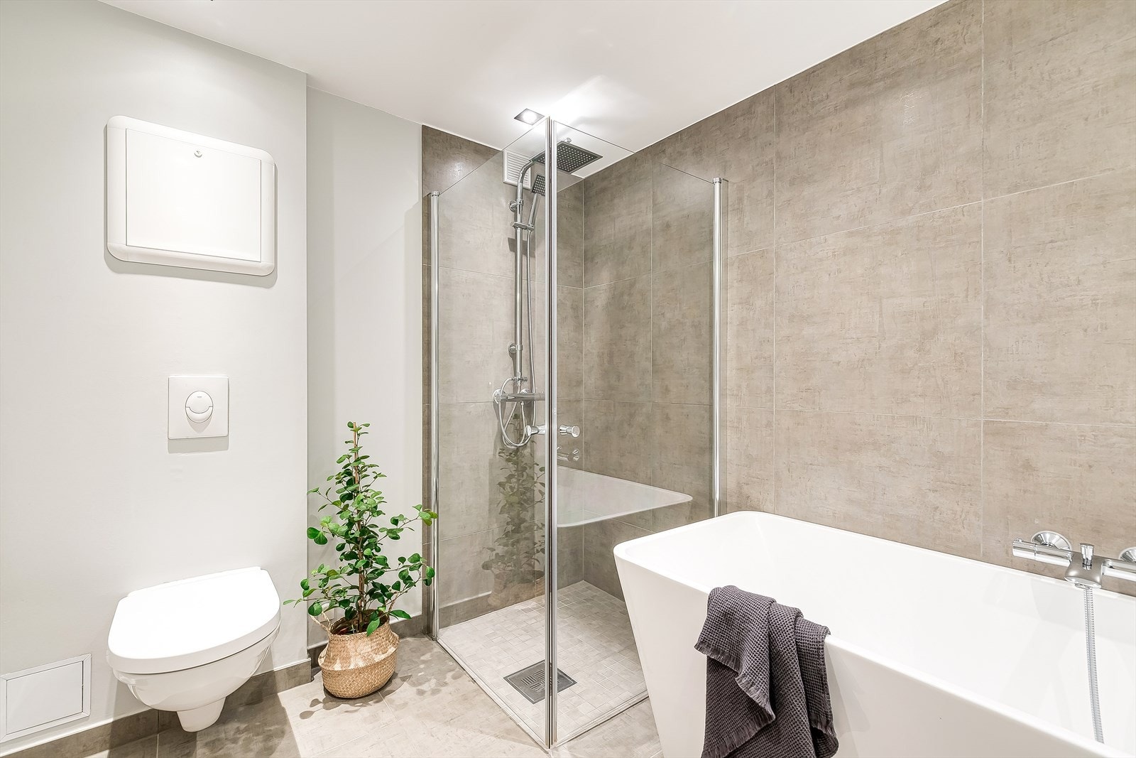 Innbydende baderom med romslig dusjplass og et herlig badekar. Galleribilde