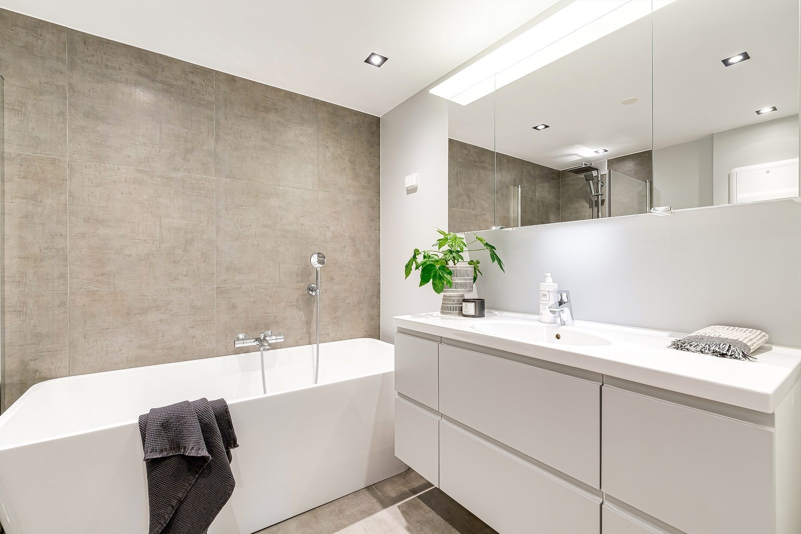 Moderne innredning med god oppbevaringsplass og lekre detaljer. Galleribilde