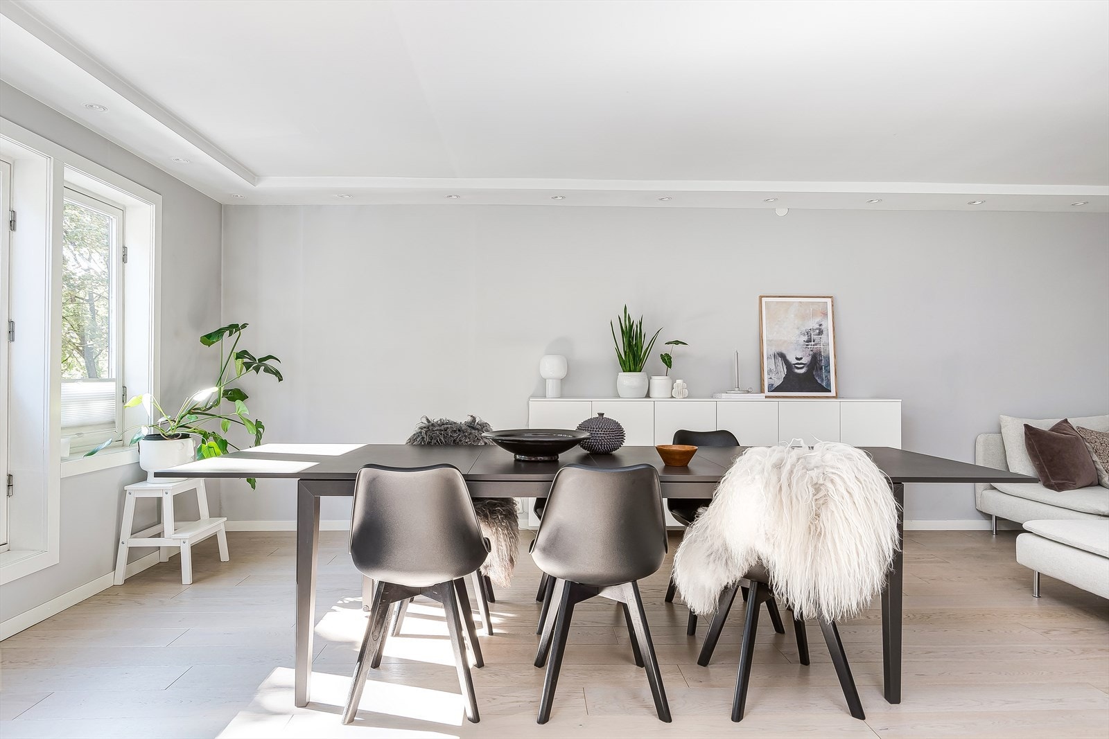 Her har du plass til et stort spisebord, selger har i dag et bord på 290cm - Gode muligheter for middagsselskap med venner og familie. Galleribilde