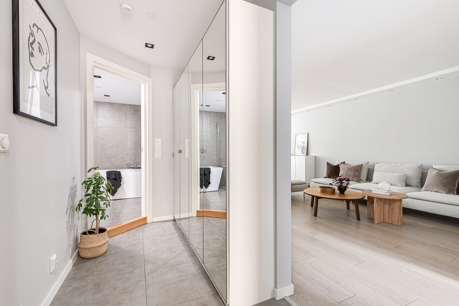 Flislagt entré med varmekabler og garderobeskap. Galleribilde