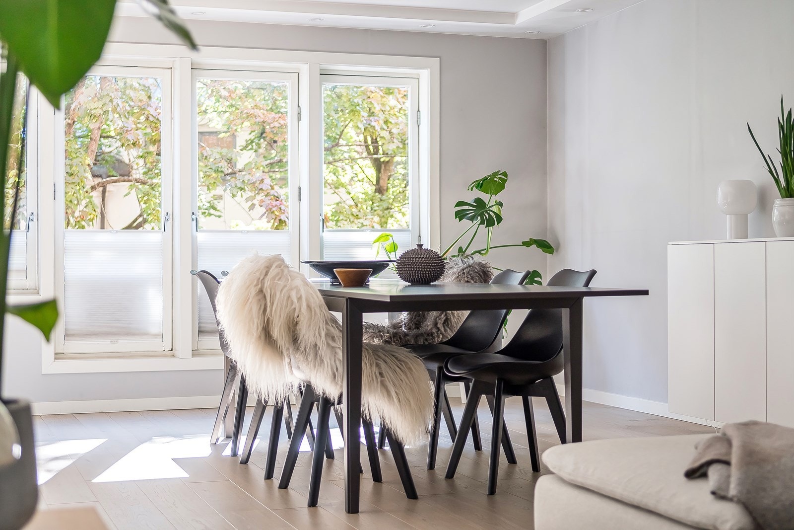 Store vindusflater setter sitt preg på leiligheten, og knytter uterom og innerom sømløst sammen. Galleribilde