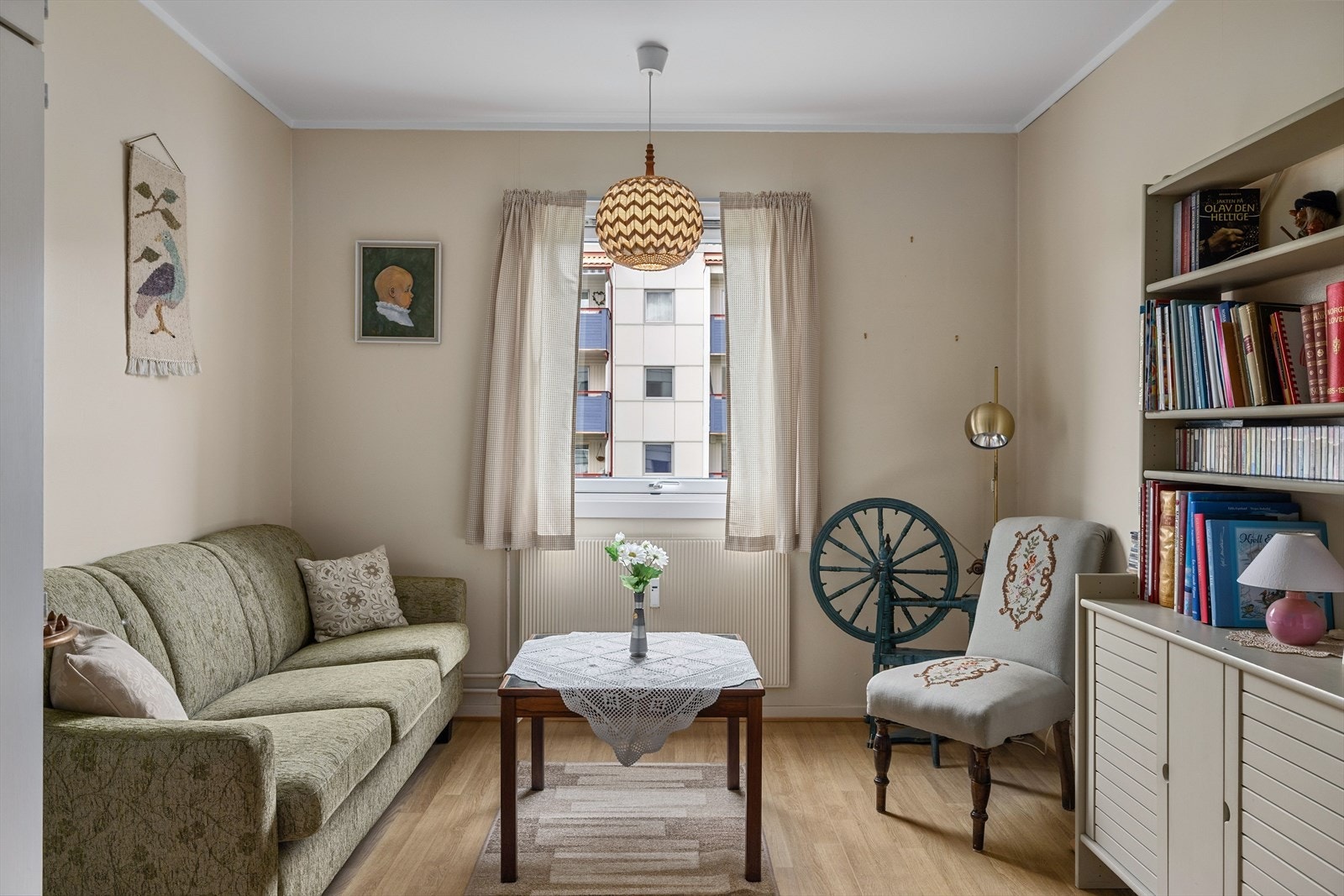 Soverom 2 er et lyst og hyggelig soverom som i dag er innredet som en ekstra stue. Galleribilde