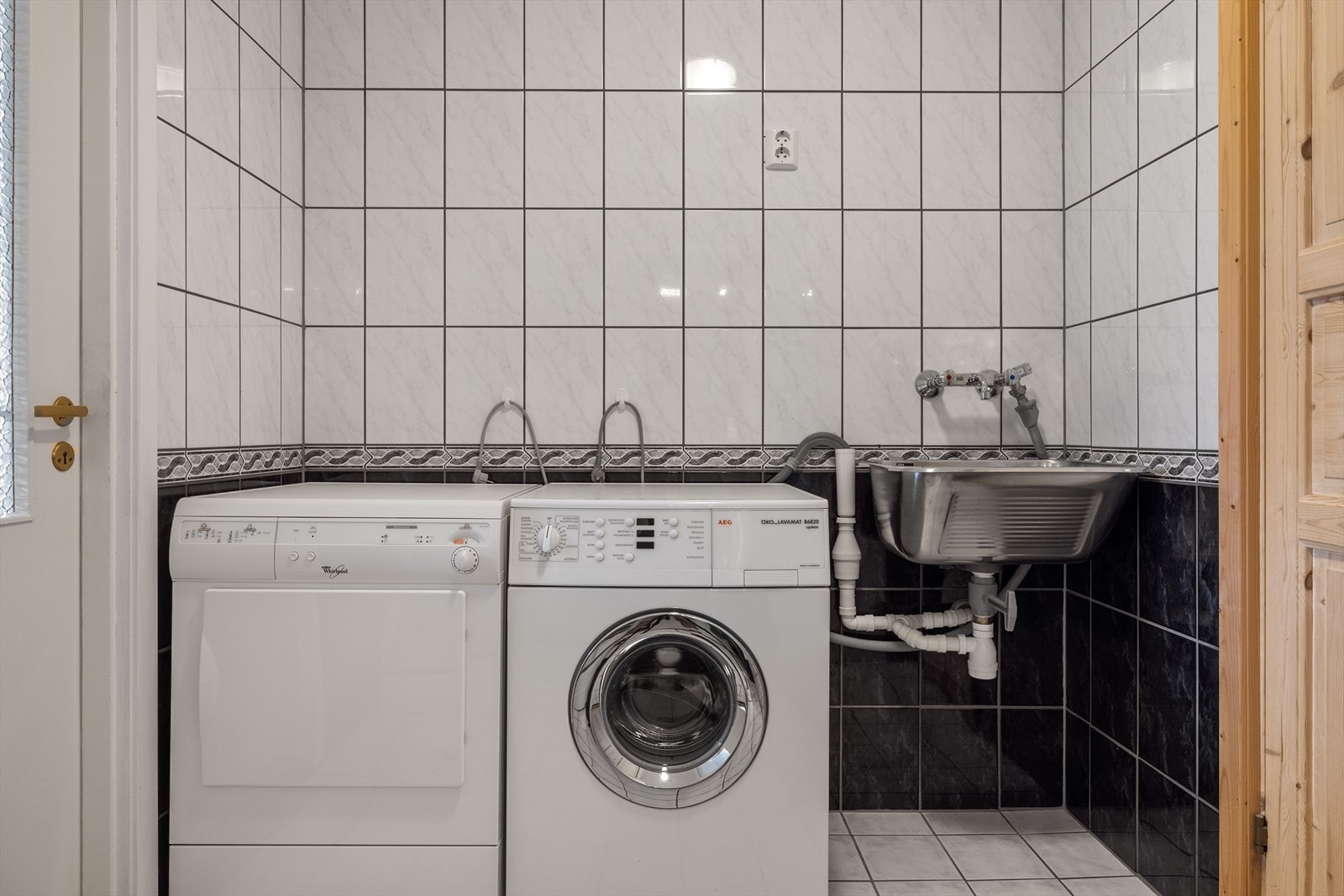 Praktisk vaskeromsone med utslagskum, samt plass og opplegg for både vaskemaskin og tørketrommel. Galleribilde