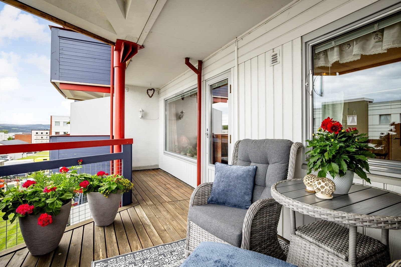 Fra stuen har du utgang til en stor og solrik sydvestvendt balkong på ca. 12 m² som er perfekt på varme sommerdager. Balkongen er overbygget, har terrassebord på gulv og god plass til sittegruppe etter eget ønske. Det er også montert utebelysning. Galleribilde